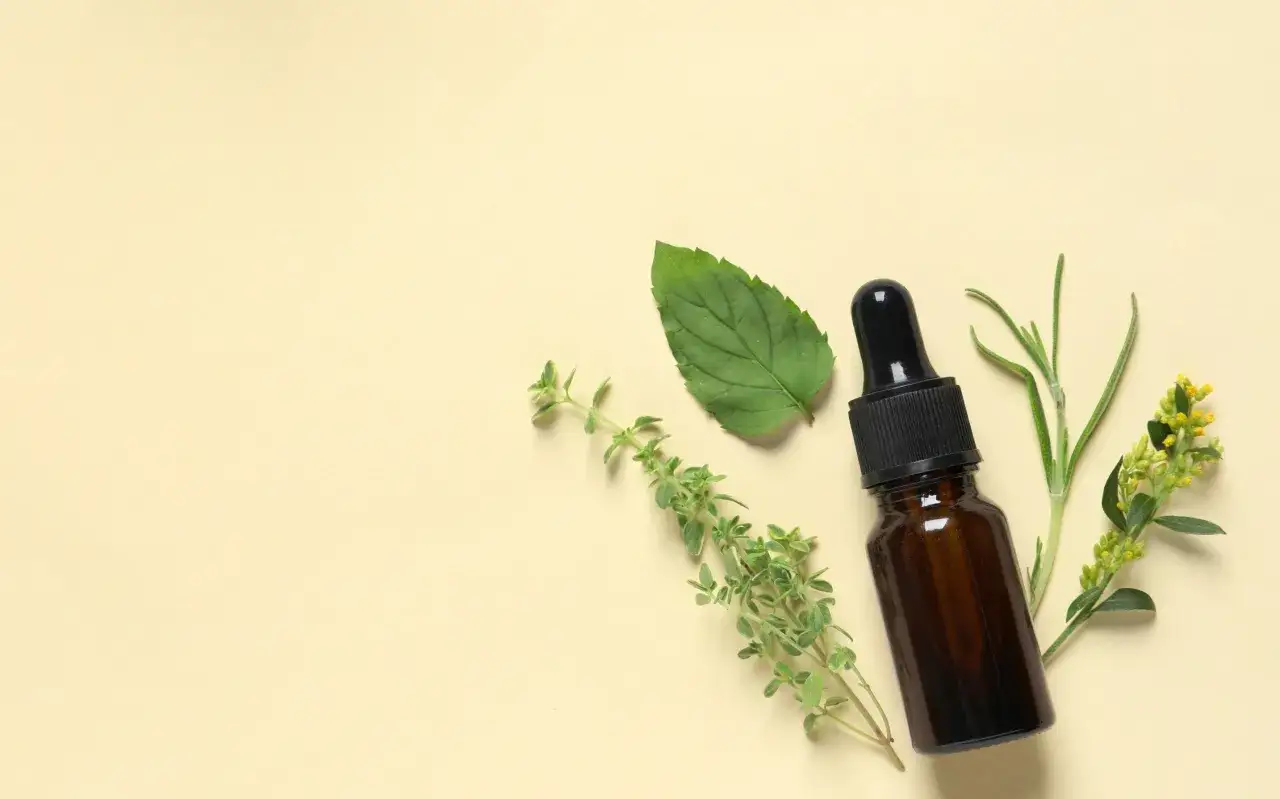 Flacon d'huile essentielle, menthe et thym, pour soulager la toux sèche.