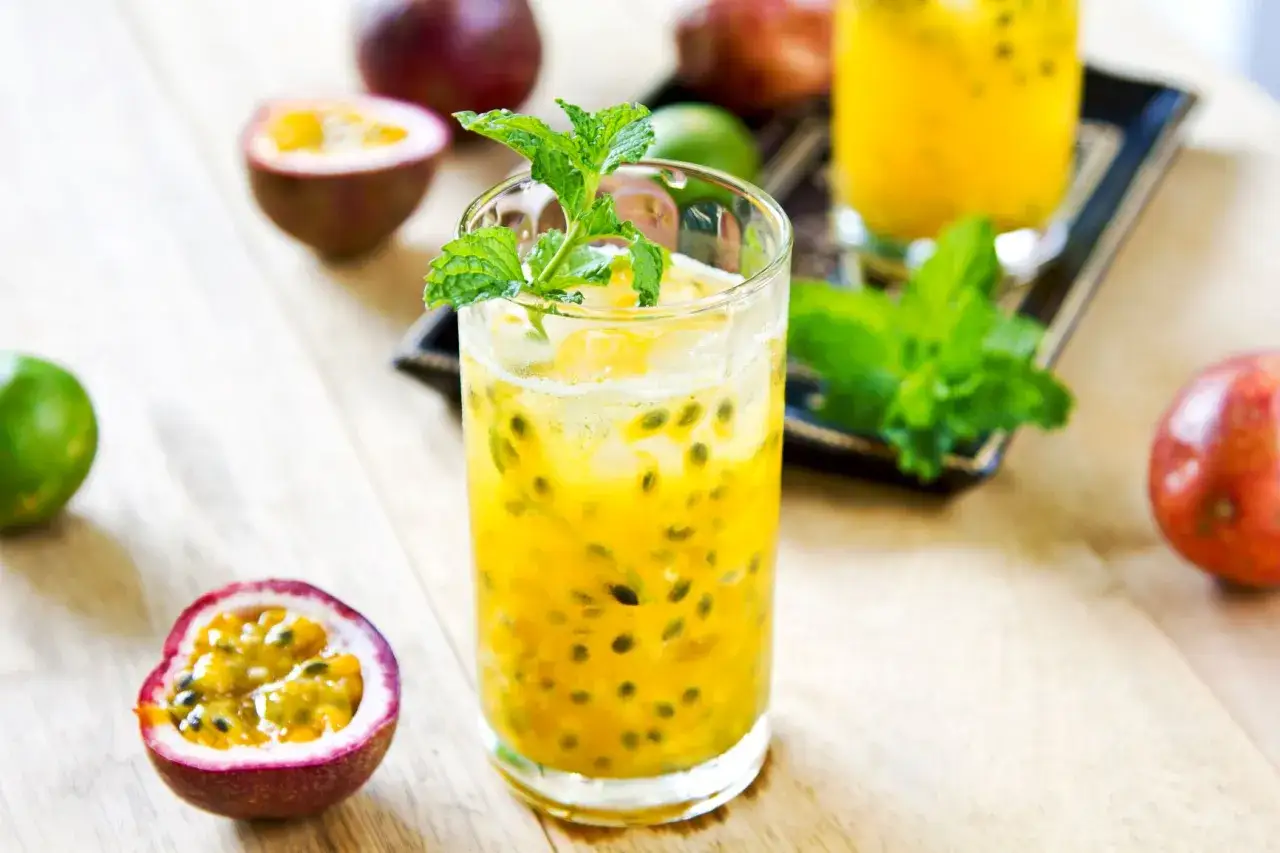 kolorowy drink z marakują i liczi