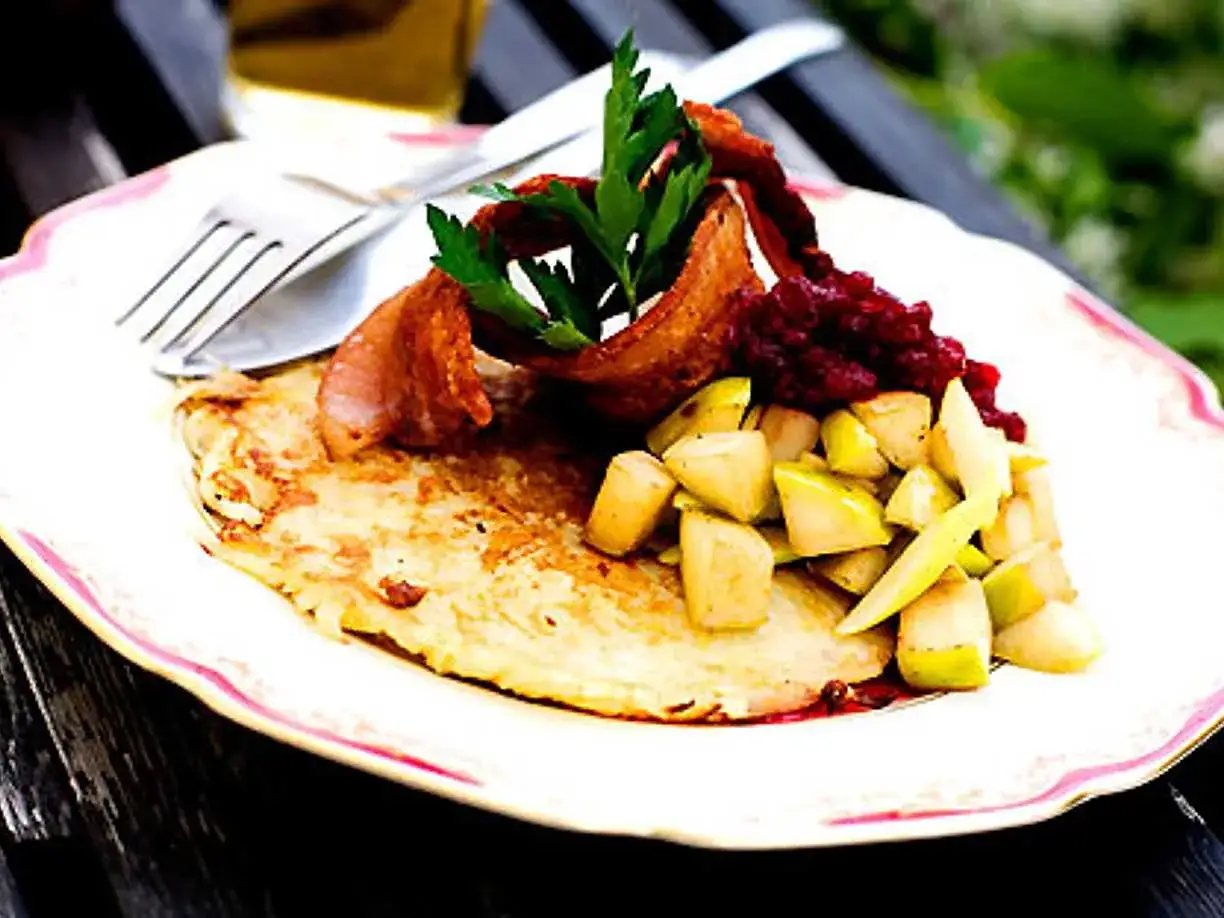 Raggmunk i ugn med lingon, äpple och knaperstekt bacon. En klassisk svensk rätt som smakar ljuvligt.
