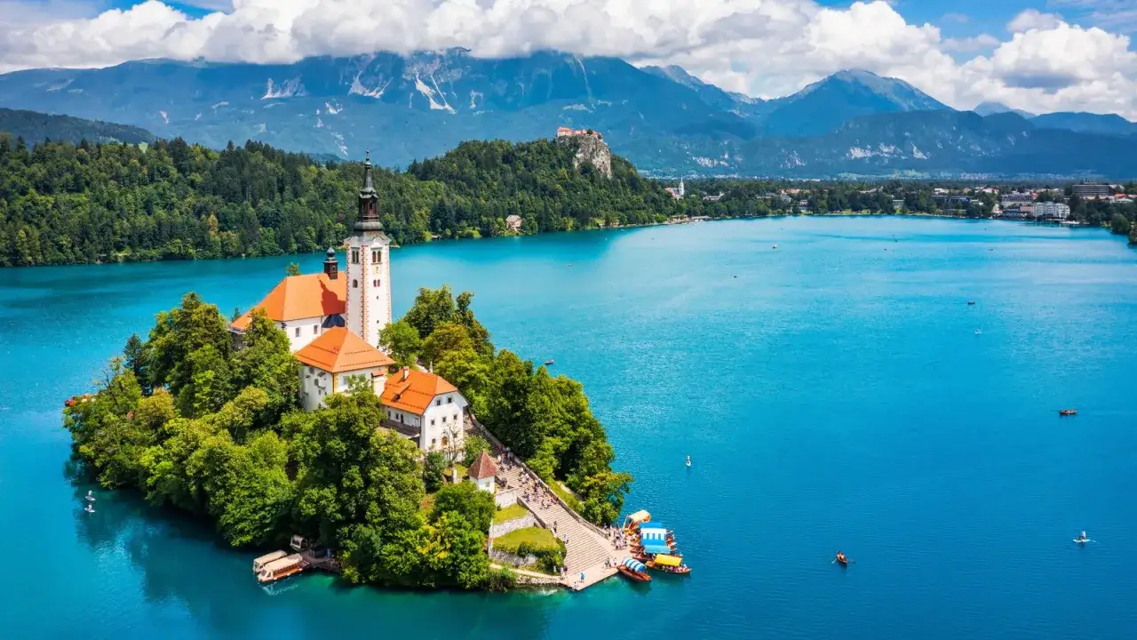 Isola con chiesa su un lago azzurro, circondata da montagne. Un luogo da sogno, forse il lago più grande d'Europa.