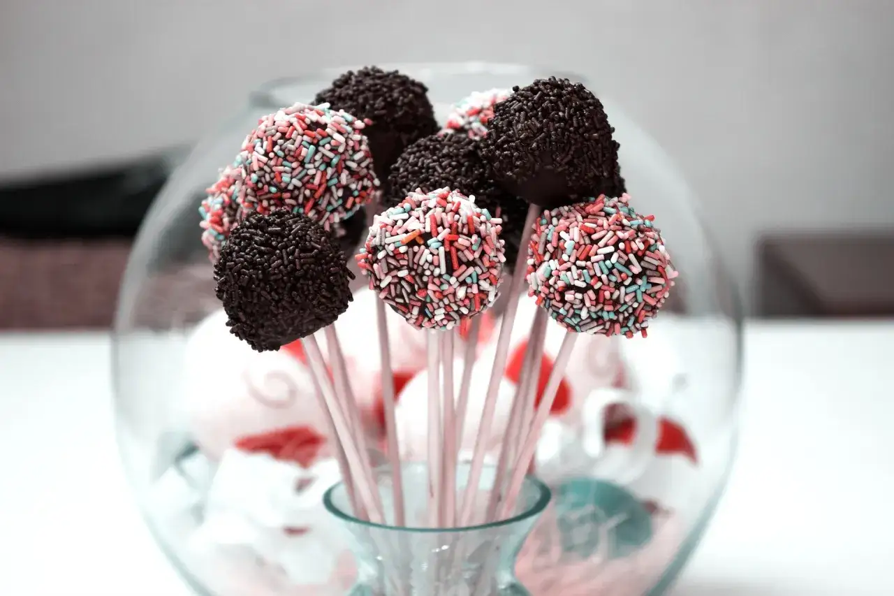 Kolorowe cake pops w czekoladzie i posypce, idealne na przyjęcie. Prosty przepis na cake pops.
