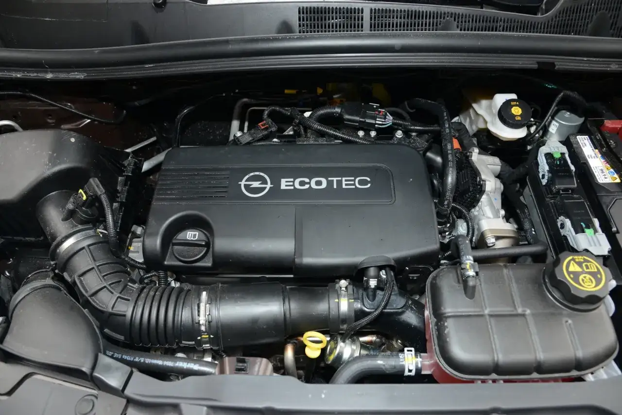Silnik Opel Meriva 1.7 CDTI z napisem ECOTEC na pokrywie. Widać elementy układu dolotowego i płynu chłodniczego.
