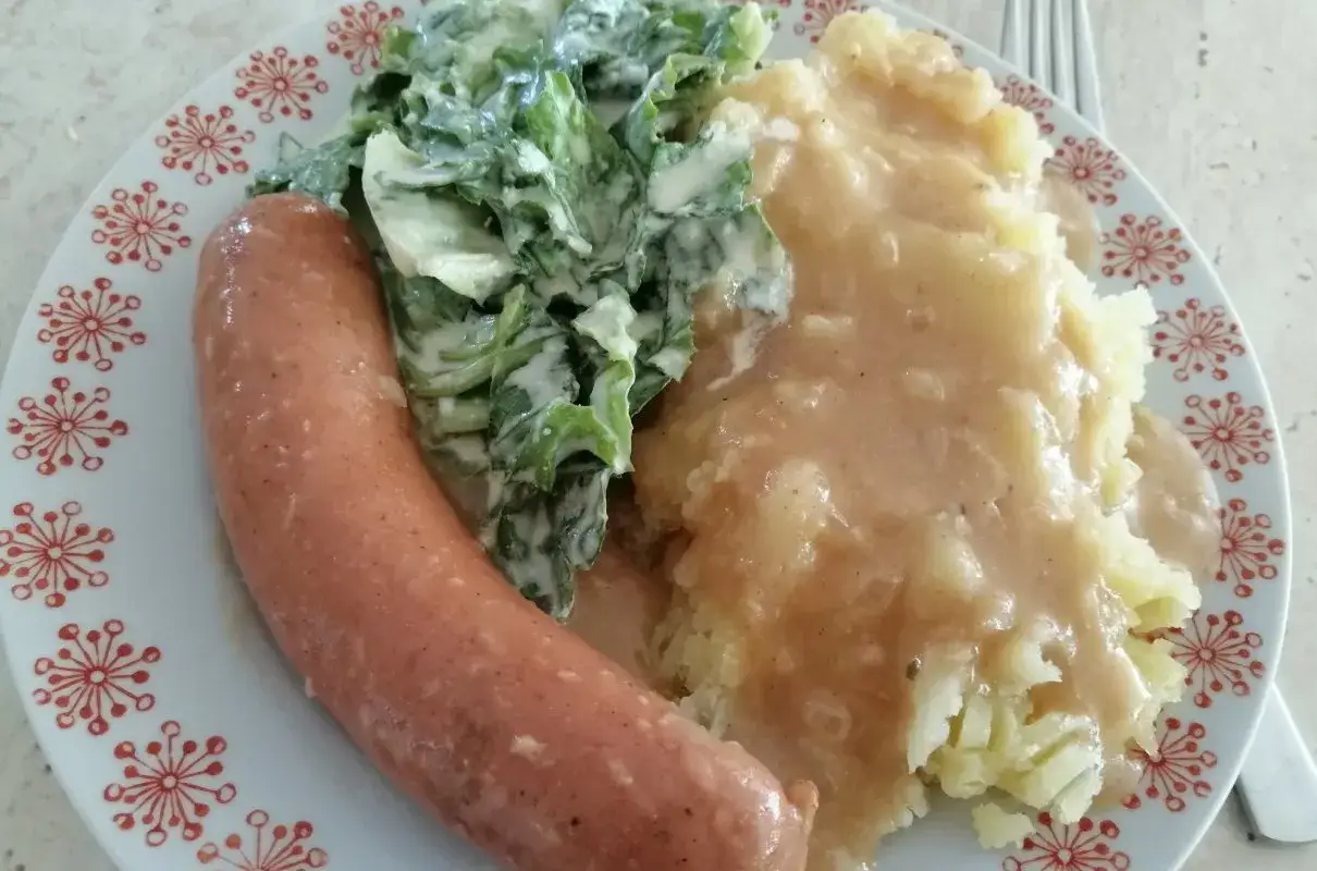 Kiełbasa, puree ziemniaczane z sosem i sałatka – może to są ulubione dania z dzieciństwa najbogatszych Polaków?