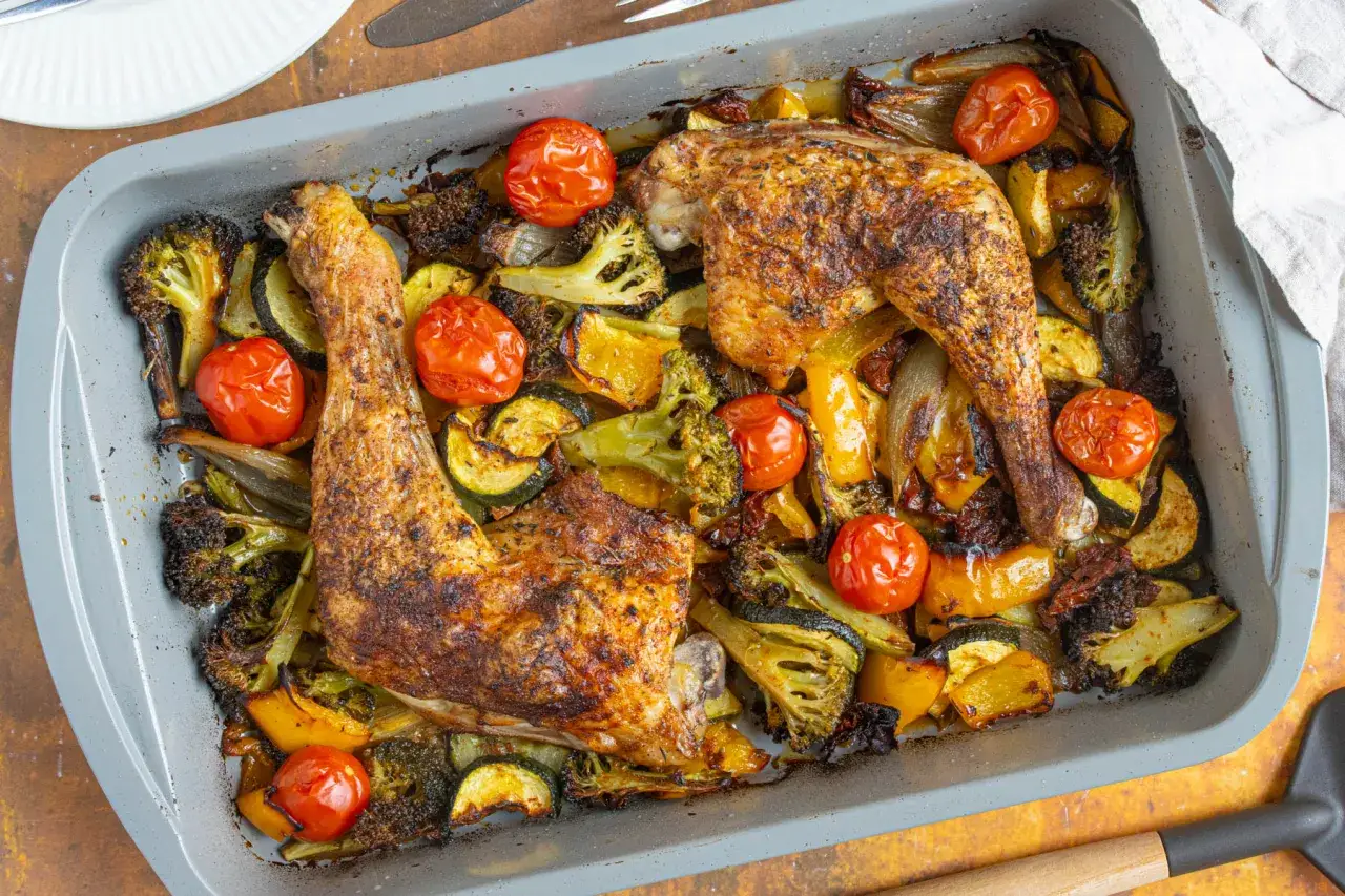 Ofen-H&auml;hnchenschenkel mit Gem&uuml;se, ein k&ouml;stliches pollo fino rezept. Saftiges H&auml;hnchen mit Brokkoli, Zucchini, Paprika und Tomaten.