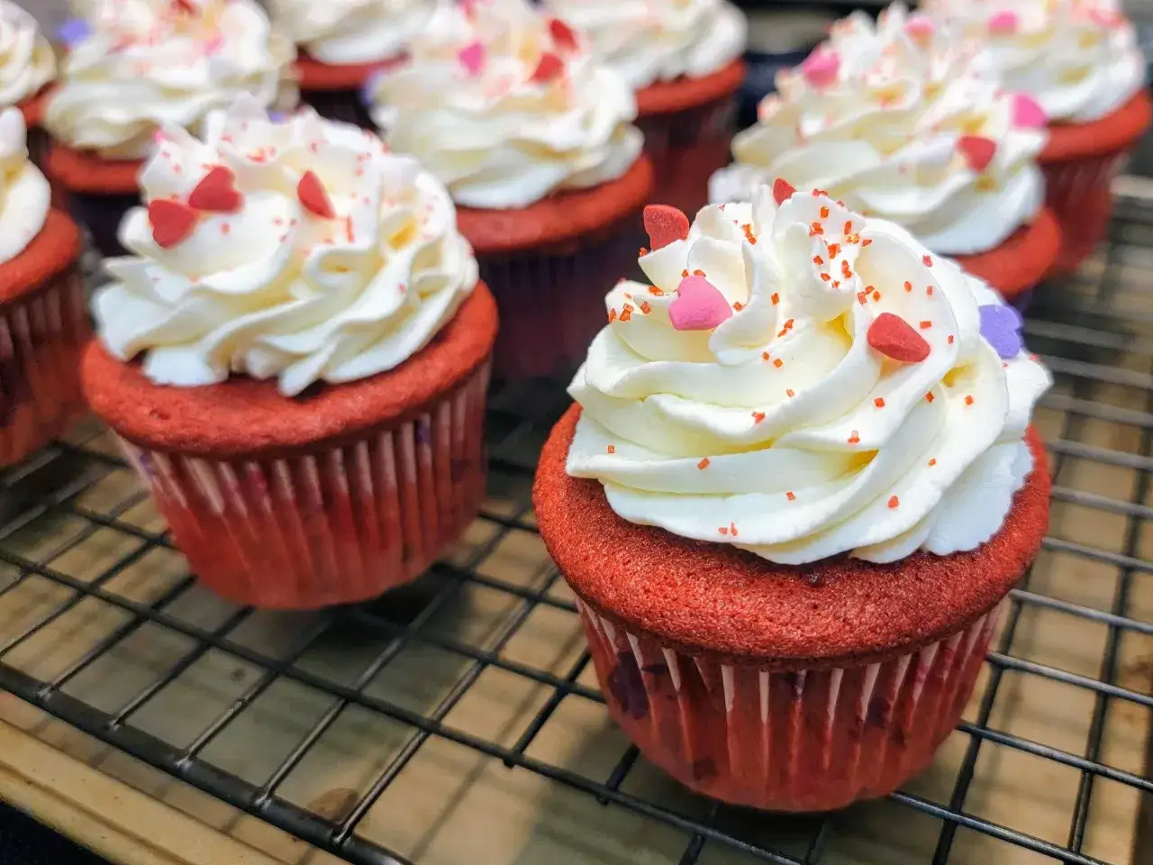 Röda sammetsmuffins med fluffig frosting och hjärtformade strössel. Perfekta för alla hjärtans dag!