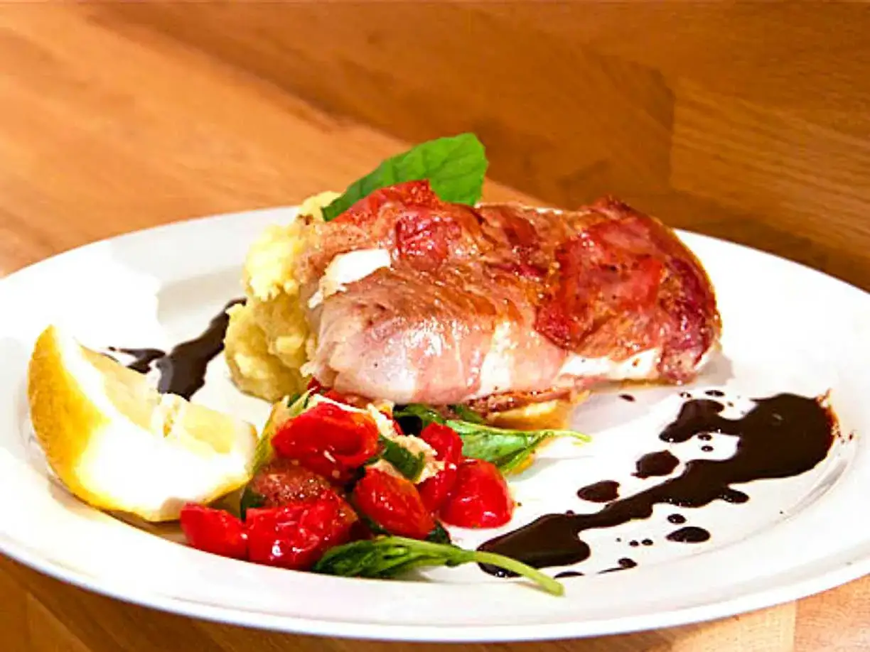 En l&auml;cker r&auml;tt med kyckling insvept i prosciutto, serverad med potatismos, k&ouml;rsb&auml;rstomater och en citronklyfta. Ett perfekt lubb recept!