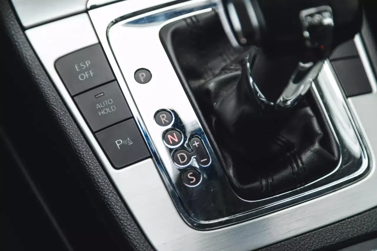 Le levier de vitesses d'une voiture automatique montre les positions P, R, N, D, S. Pour savoir comment démarrer une voiture automatique, il suffit de mettre le pied sur le frein et de sélectionner la position P ou N.