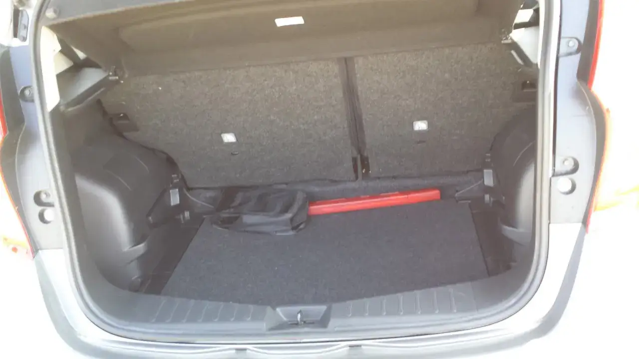 Bagagliaio Nissan Note GPL con kit di emergenza e triangolo. Spazio per i tuoi viaggi.