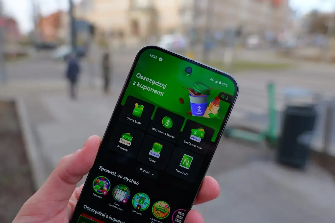Aplikacja Żabka pokazuje, czy w żabce są bilety autobusowe. Widoczne są ikony