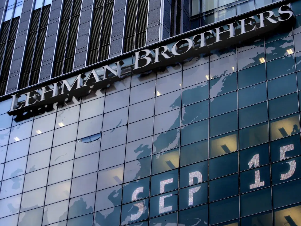 Lehman Brothers, znana firma inwestycyjna, której budynek odbija mapę świata i datę 15 września.