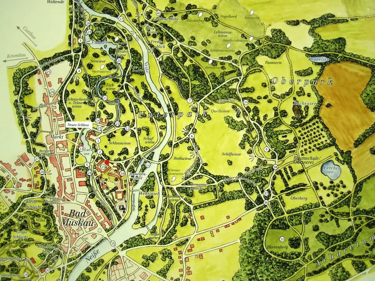 Park Mużakowski mapa: szczegółowy plan z zaznaczonymi alejkami, stawami, budynkami i polami.