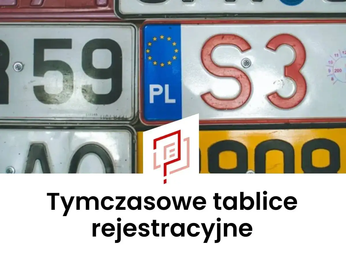 Zbliżenie na tablice rejestracyjne, w tym polskie z literami PL i cyframi. Tekst 