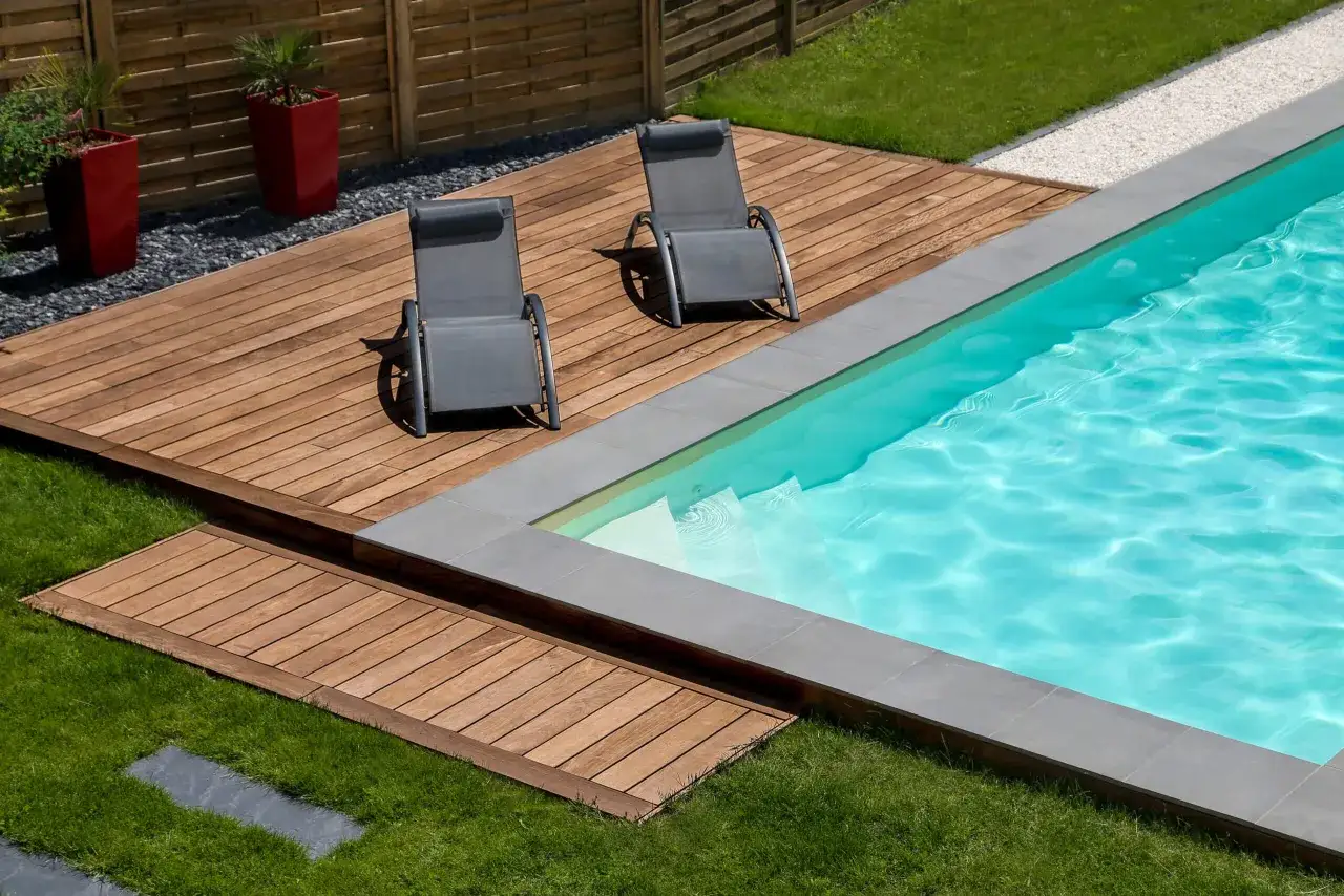 Holzdeck am Pool mit Liegest&uuml;hlen. Tolle pool verkleiden ideen f&uuml;r eine moderne Gartengestaltung.