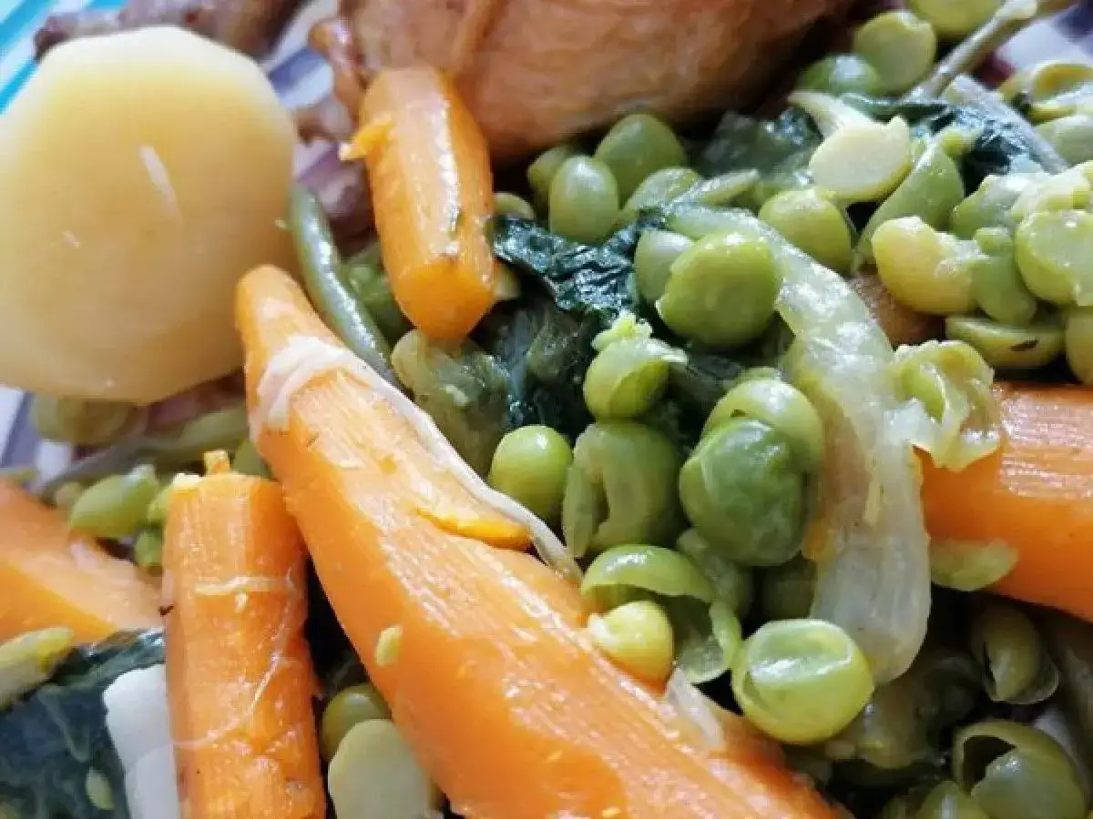 Gros plan sur une jardini&egrave;re de l&eacute;gumes savoureuse : carottes, petits pois et pommes de terre.