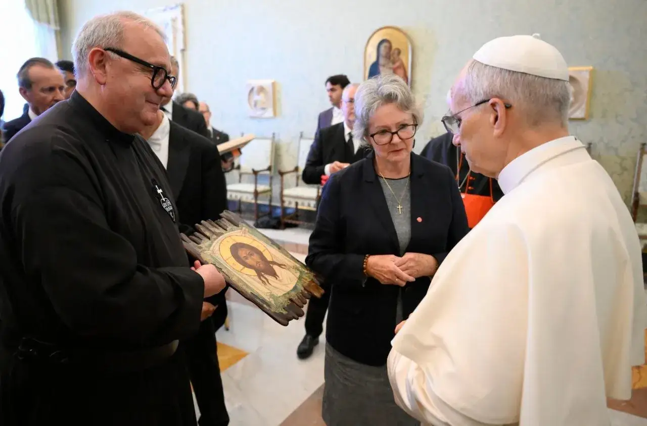 Papież Franciszek i duchowny z ikoną. Rozmowa o tym, czy warto należeć do wspólnoty parafialnej, jakie są rodzaje grup i ruchów.