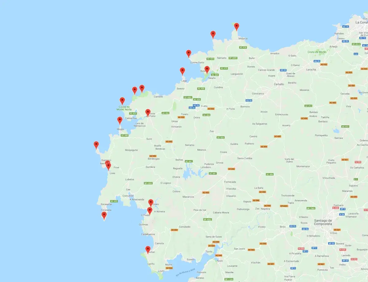 Ruta en coche por la Costa da Morte, con puntos de interés marcados en el mapa.