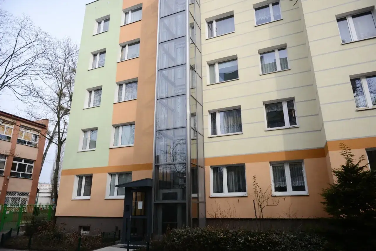 winda w bloku mieszkalnym zewnętrzna