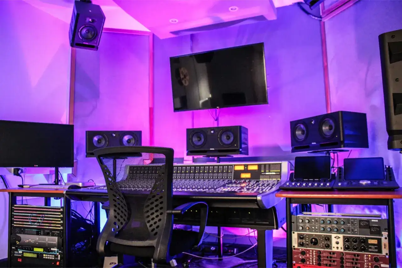 Studio nagraniowe z konsoletą, monitorami i sprzętem. Tu powstaje przyszłość, gdzie muzyka AI spotyka się z ludzką kreatywnością.