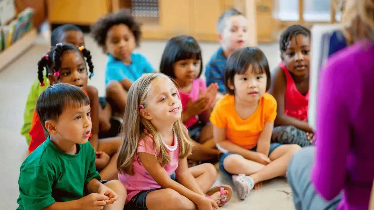 Niños diversos sentados en círculo, atentos a una historia. Cada niño, con su propio **trastorno neurodivergente** o no, aprende y se conecta.