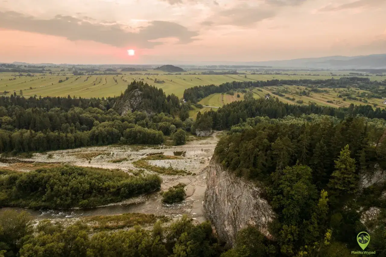 Malowniczy przełom Białki o zachodzie słońca. Góry, lasy i pola tworzą krajobraz jak z bajki.