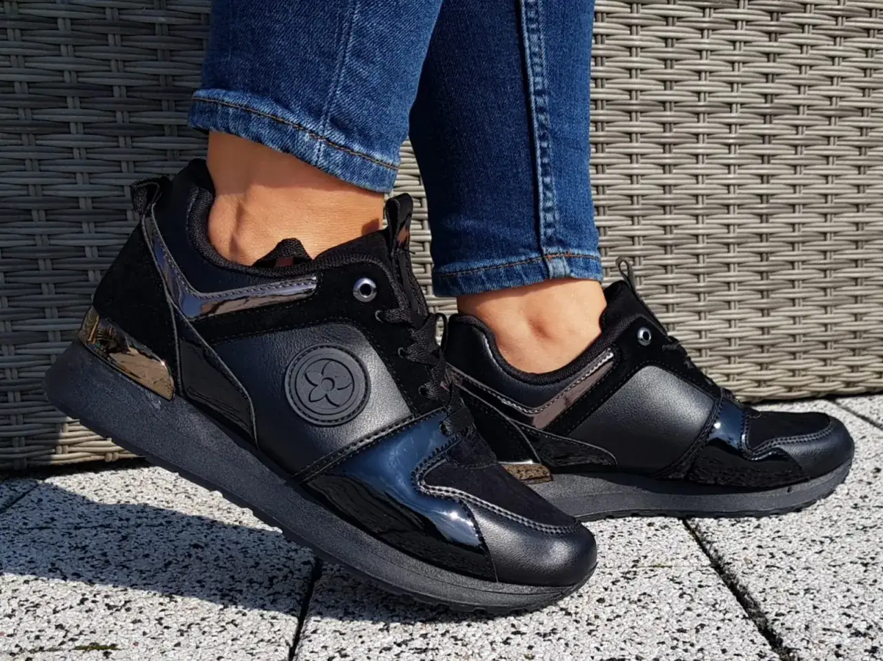 Czarne, lakierowane sneakersy z zamszowymi wstawkami i metalicznymi detalami. Stylowe, wygodne buty, które podkreślą każdą stylizację.