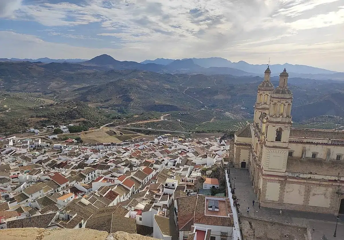 Vista panor&aacute;mica de Olvera, con su iglesia y casas blancas extendi&eacute;ndose hasta las colinas. &iexcl;Un lugar imprescindible que ver en Olvera!