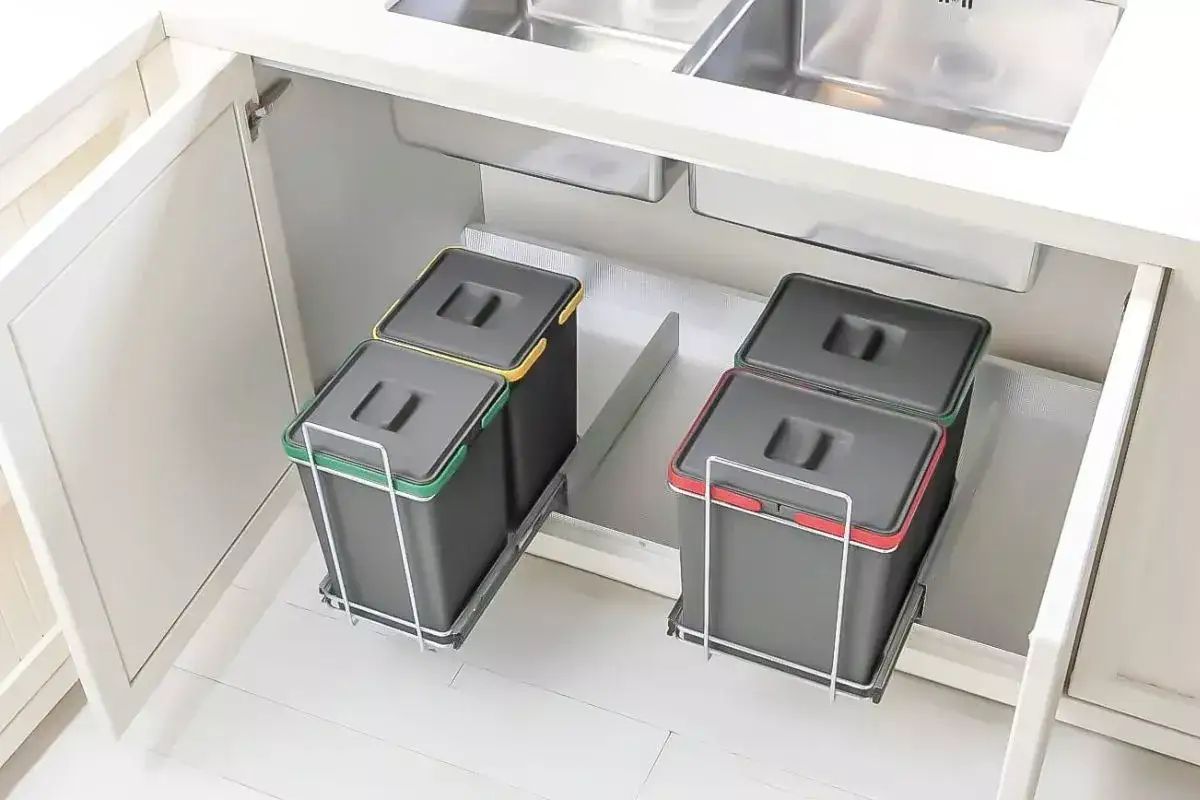 Wysuwane kosze ułatwiają segregację śmieci w kuchni. Cztery pojemniki z kolorowymi obwódkami to praktyczne rozwiązanie dla każdego, kto dba o recykling śmieci.