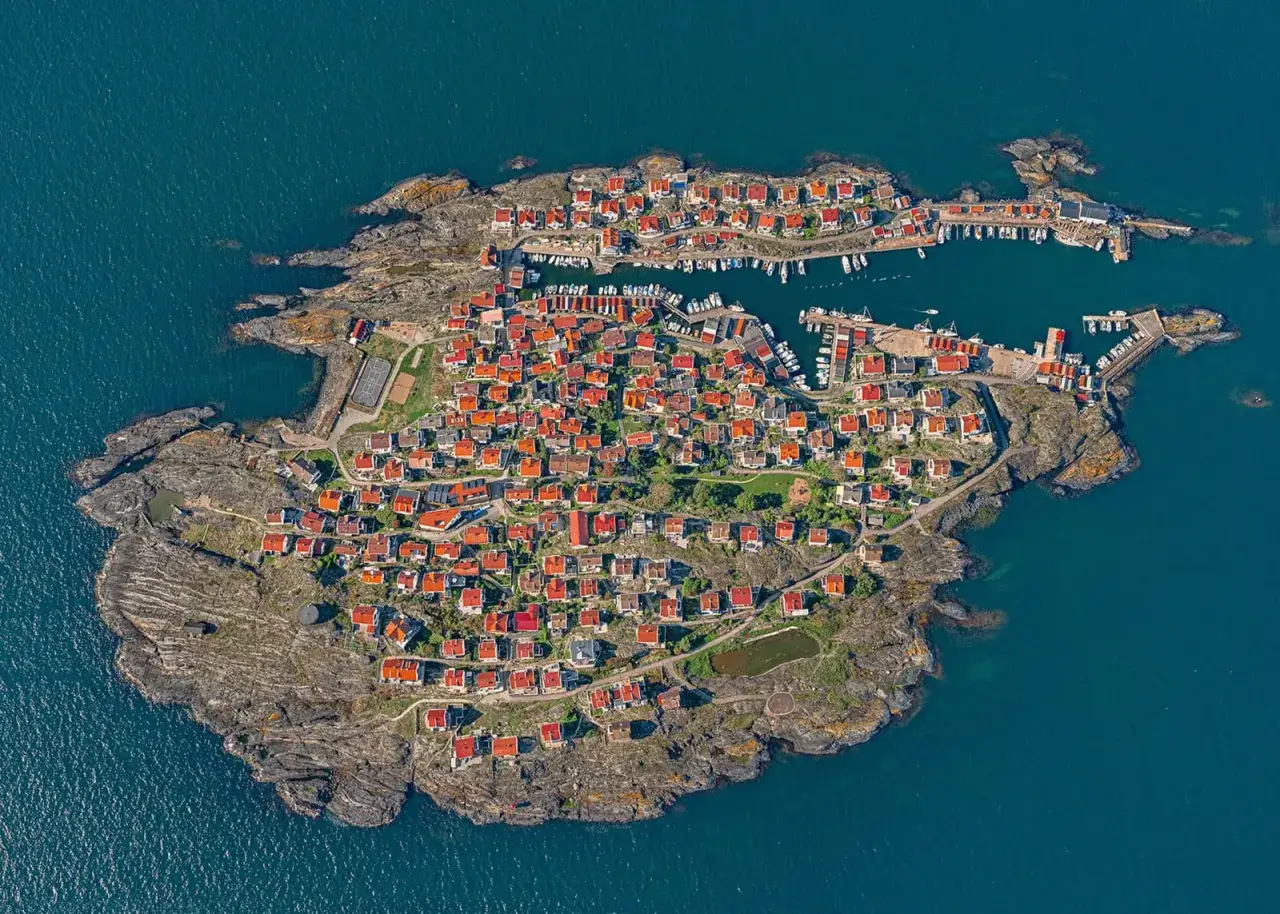 Wyspa z czerwonymi dachami, portem i łodziami. To przykład, co to jest archipelag – grupa wysp.