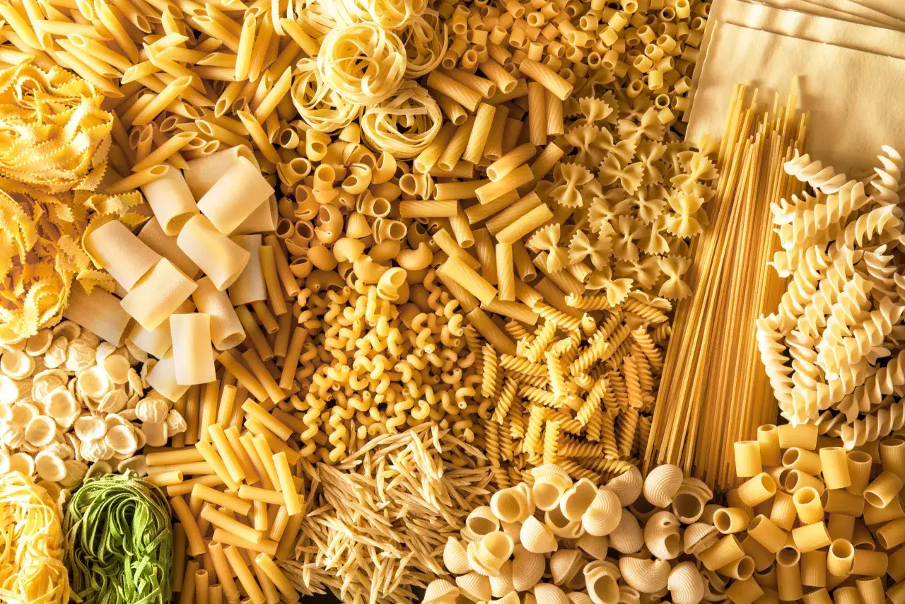 Différentes formes de pâtes sèches et mesureur à spaghetti