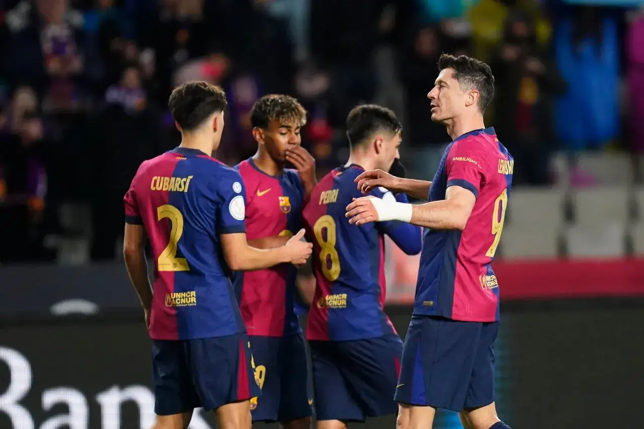 Piłkarze Barcelony, w tym Lewandowski, Cubarsí i Pedri, rozmawiają na boisku podczas dzisiejszego meczu.
