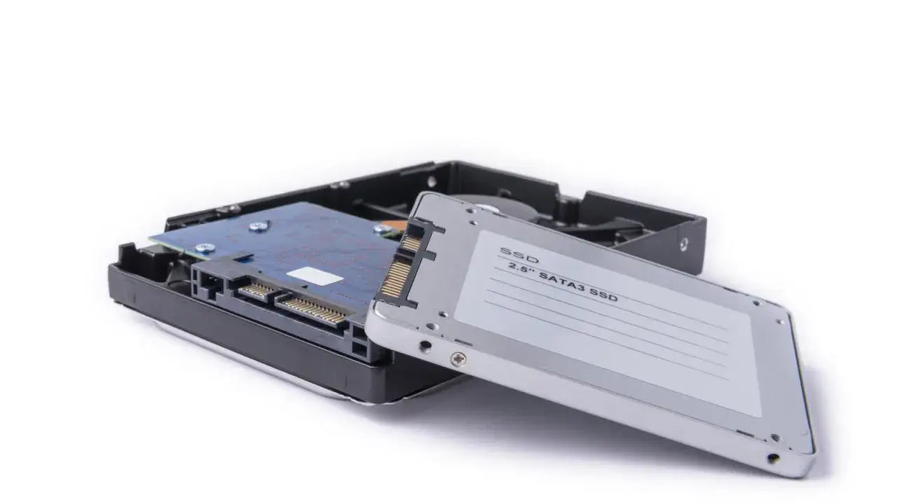 Eine SSD wird aus einem ge&ouml;ffneten Festplattengeh&auml;use entnommen, bereit f&uuml;r das Klonen von Windows.