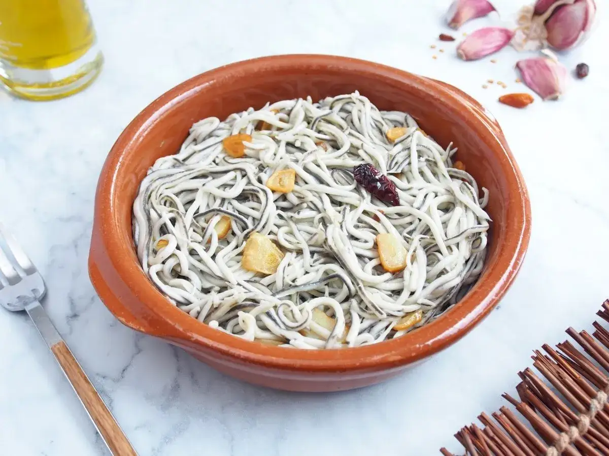 Un cuenco de barro con gulas al ajillo, salteadas con ajo y guindilla. Un plato tradicional español.