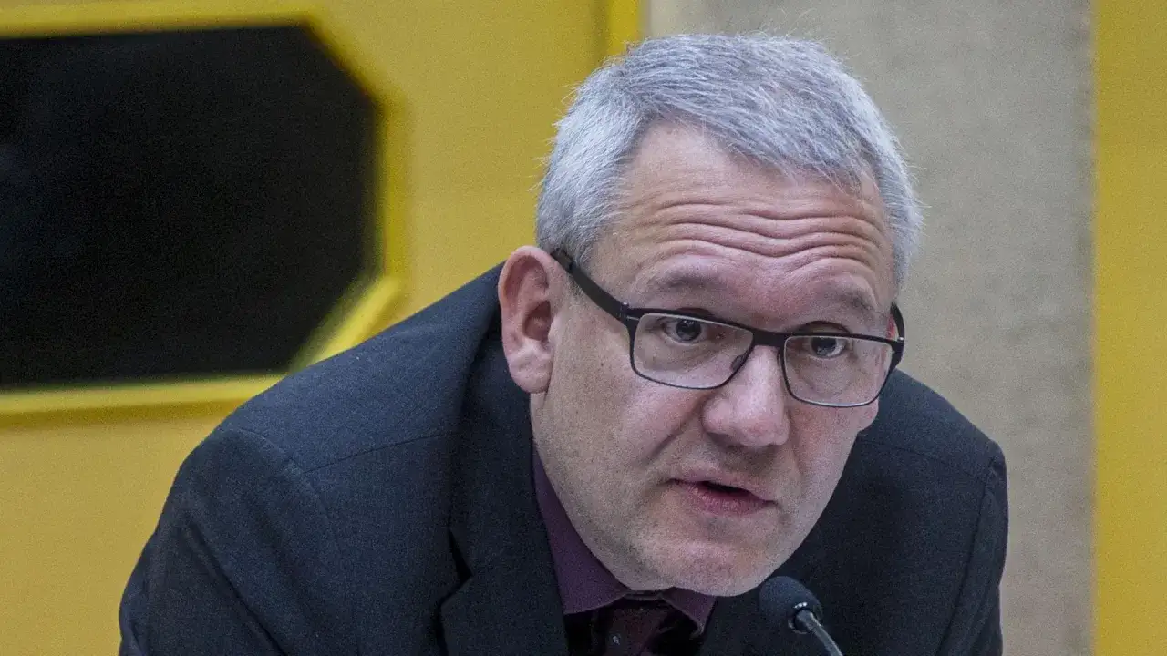 Andreas Wirsching, mit Brille und grauem Haar, spricht in ein Mikrofon.