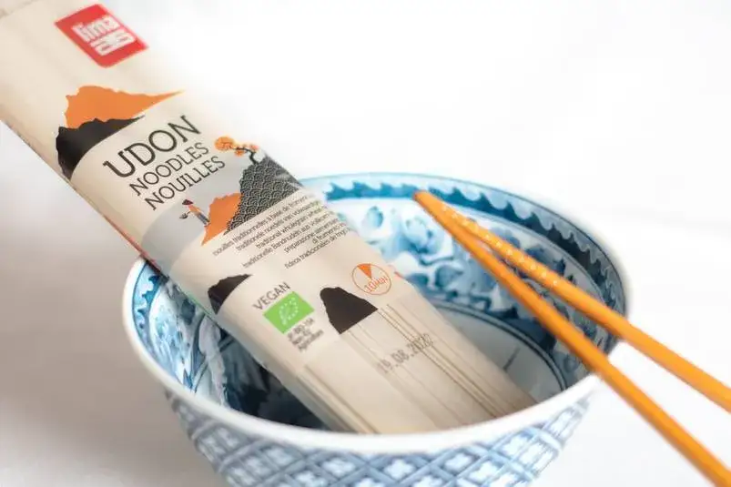 Udon Nudeln im Supermarktregal Edeka