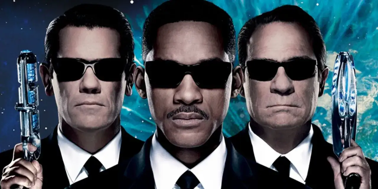 Will Smith, Tommy Lee Jones och Josh Brolin som rollistan i Men in Black, redo för action med sina futuristiska vapen.