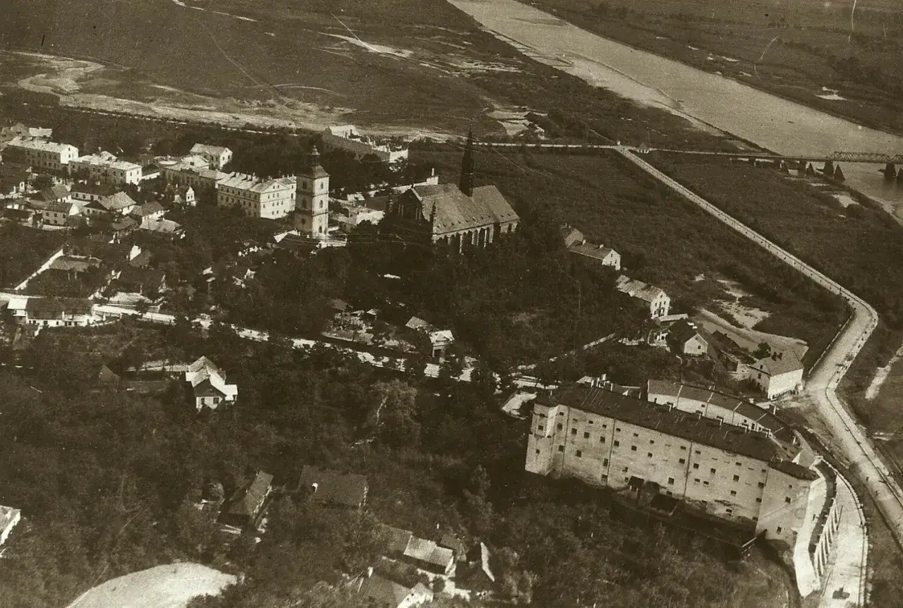 Widok lotniczy Sandomierza z dominującym zamkiem i kościołem. Zastanawiasz się, ile mieszkańców ma Sandomierz?
