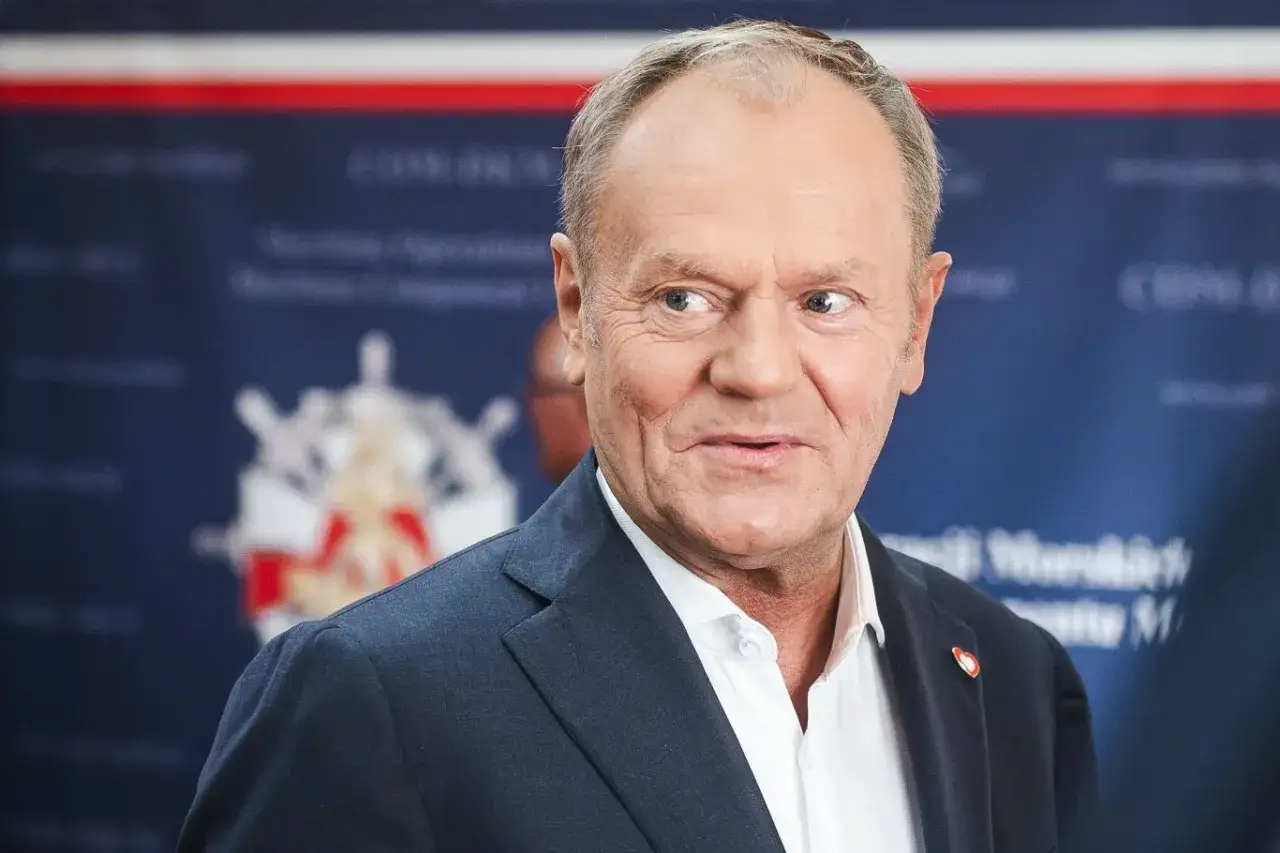Donald Tusk, lider PO, w tle logo partii. Czy to on decyduje, kto ze starej gwardii PO blokuje awanse młodych działaczy KO w regionach?