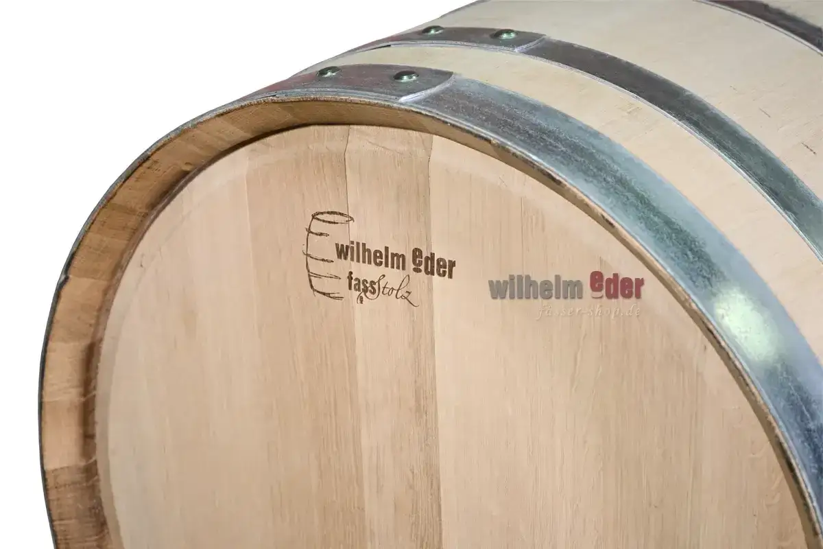 Holzfass von Wilhelm Eder, ideal f&uuml;r die Reifung von Bourbon. Ein Fass, das Stolz und Qualit&auml;t ausstrahlt.