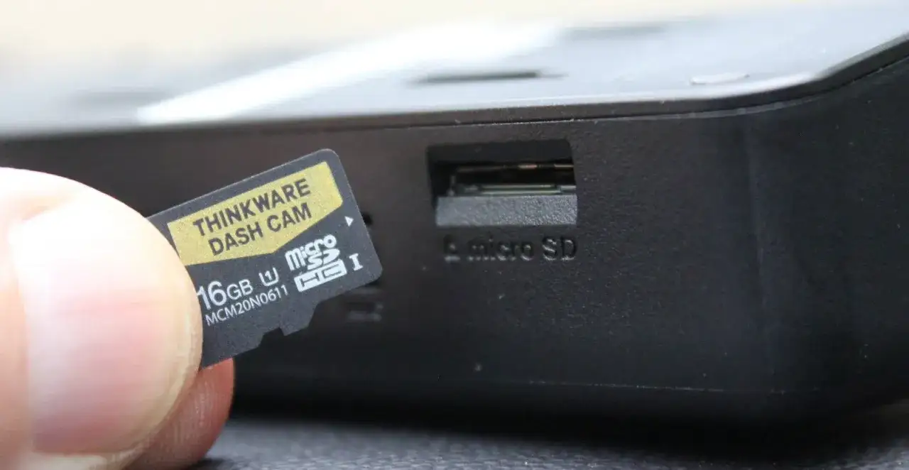 Jaka karta pamięci do wideorejestratora? Palec trzyma kartę microSD 16GB z napisem 