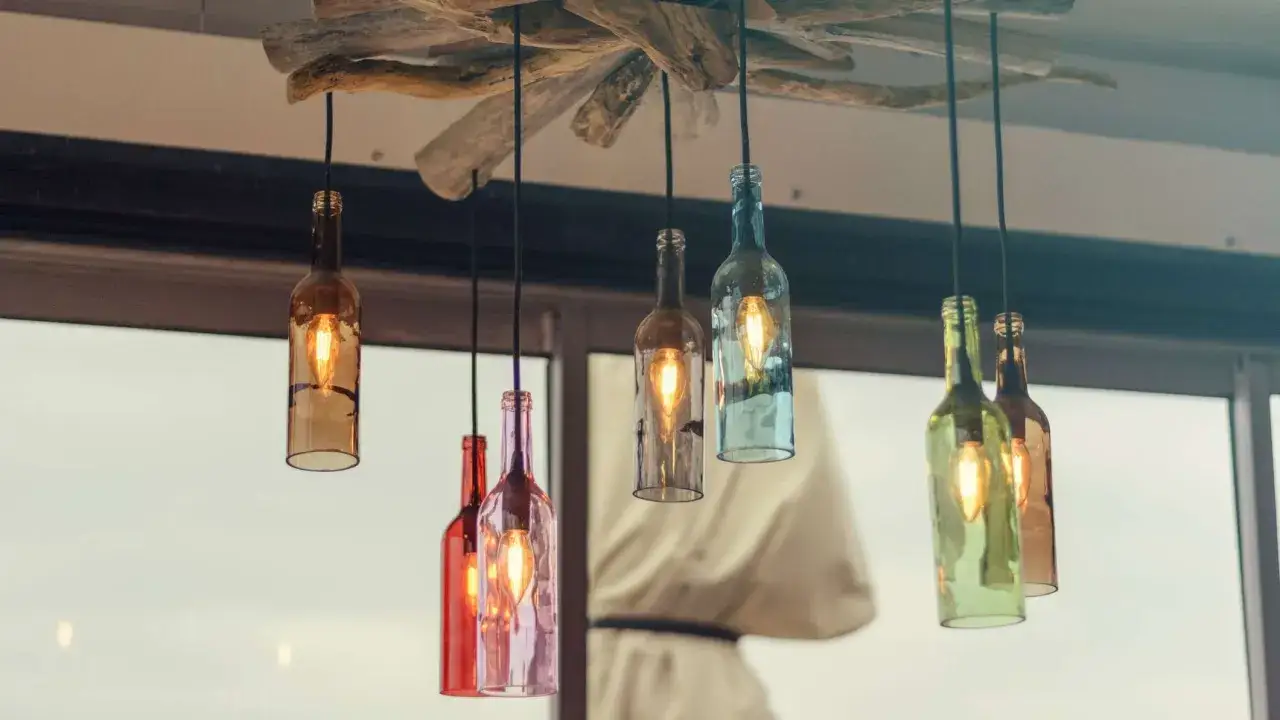 Kreatywne projekty DIY z recyklingu, upcykling butelek, upcykling dżinsów