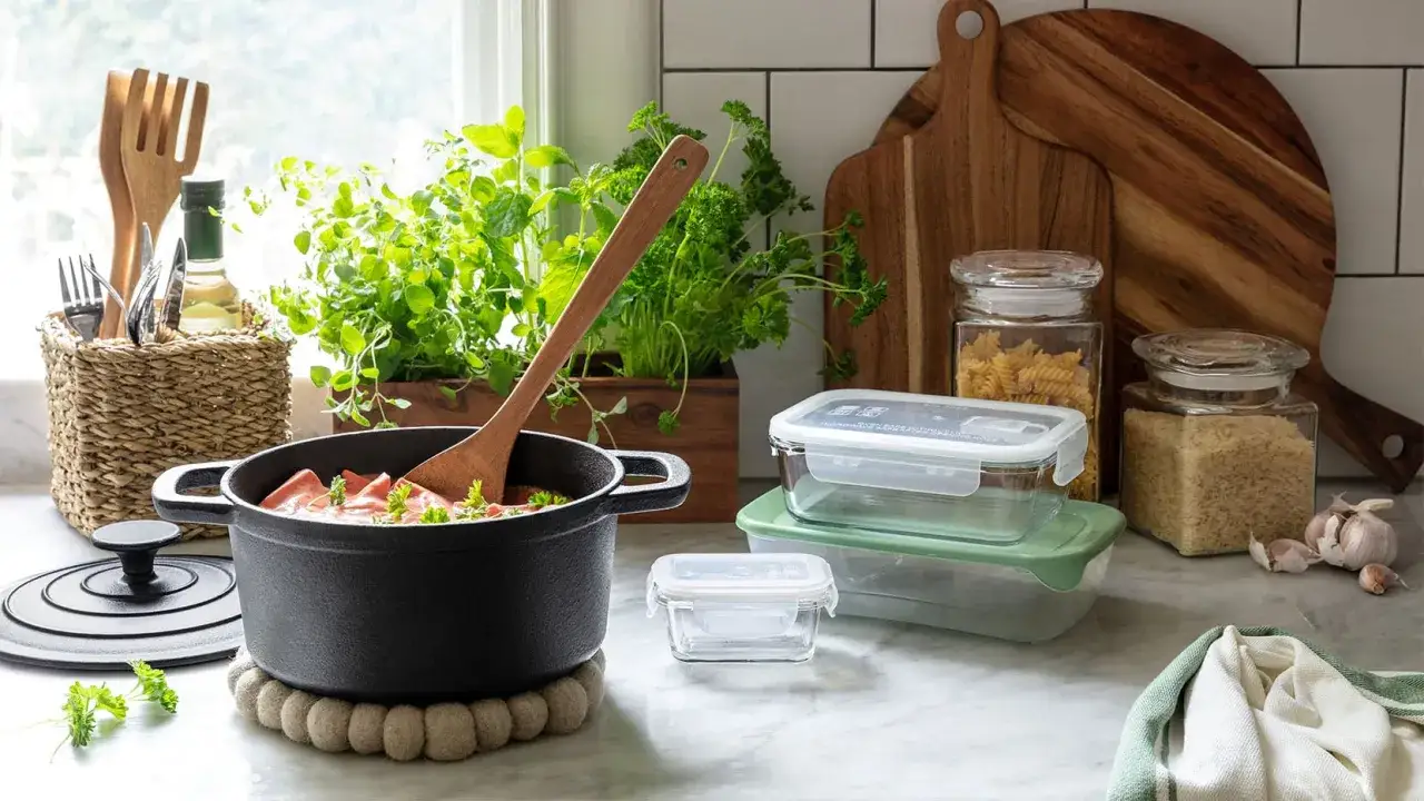 Förbered goda matlådor recept med färska örter, en gryta och förvaringsburkar.
