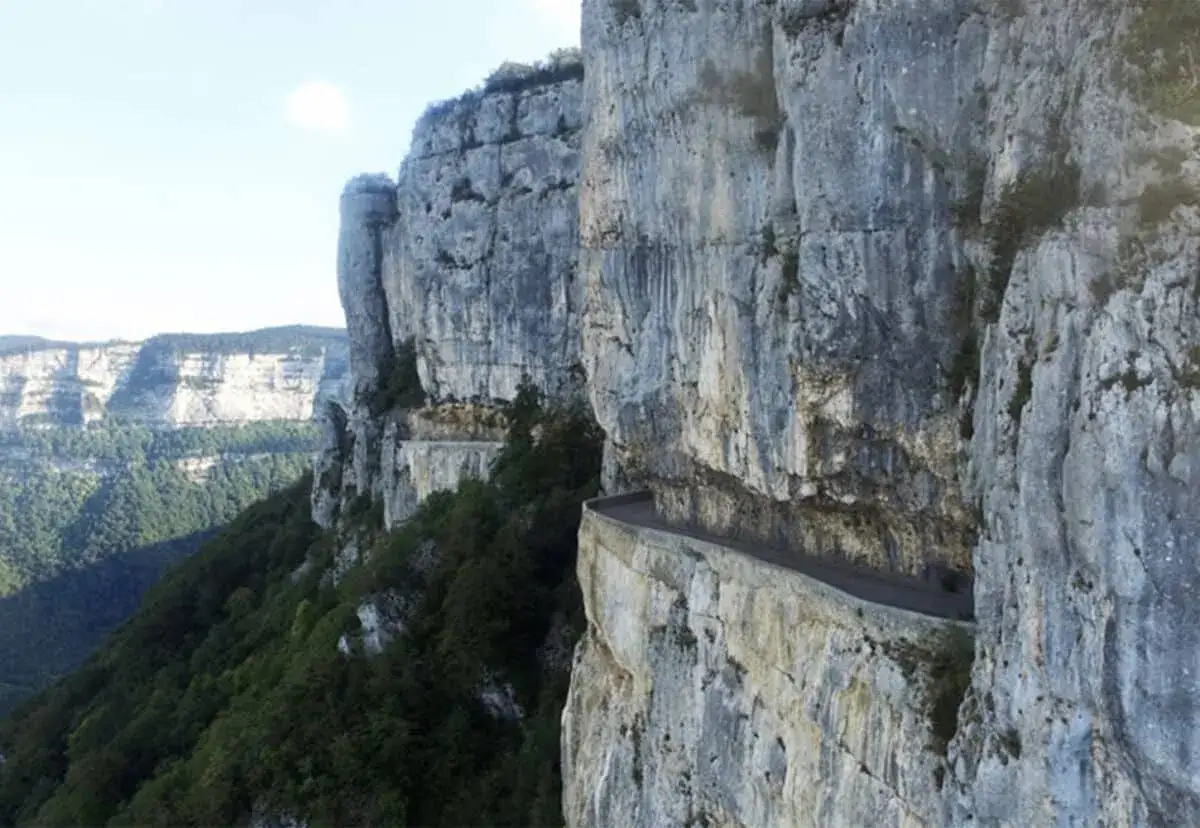 La route vertigineuse taill&eacute;e dans la falaise, un r&ecirc;ve pour le vercors en camping car. Paysage spectaculaire.