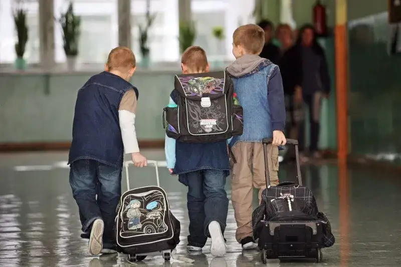 fizjoterapeuta pokazujący prawidłowe użycie plecaka na k&oacute;łkach