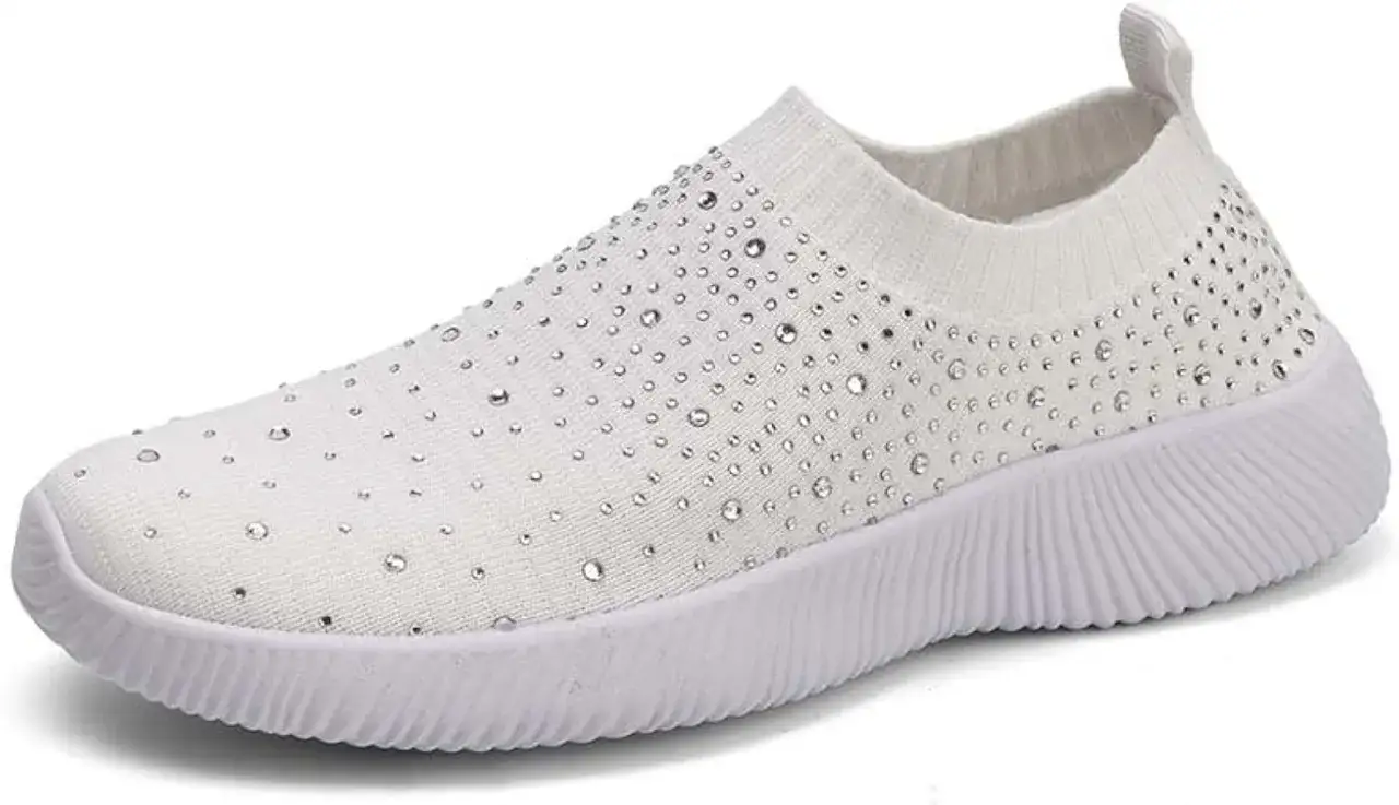 Scarpe flat bianche con strass scintillanti, perfette per un look comodo e glamour.