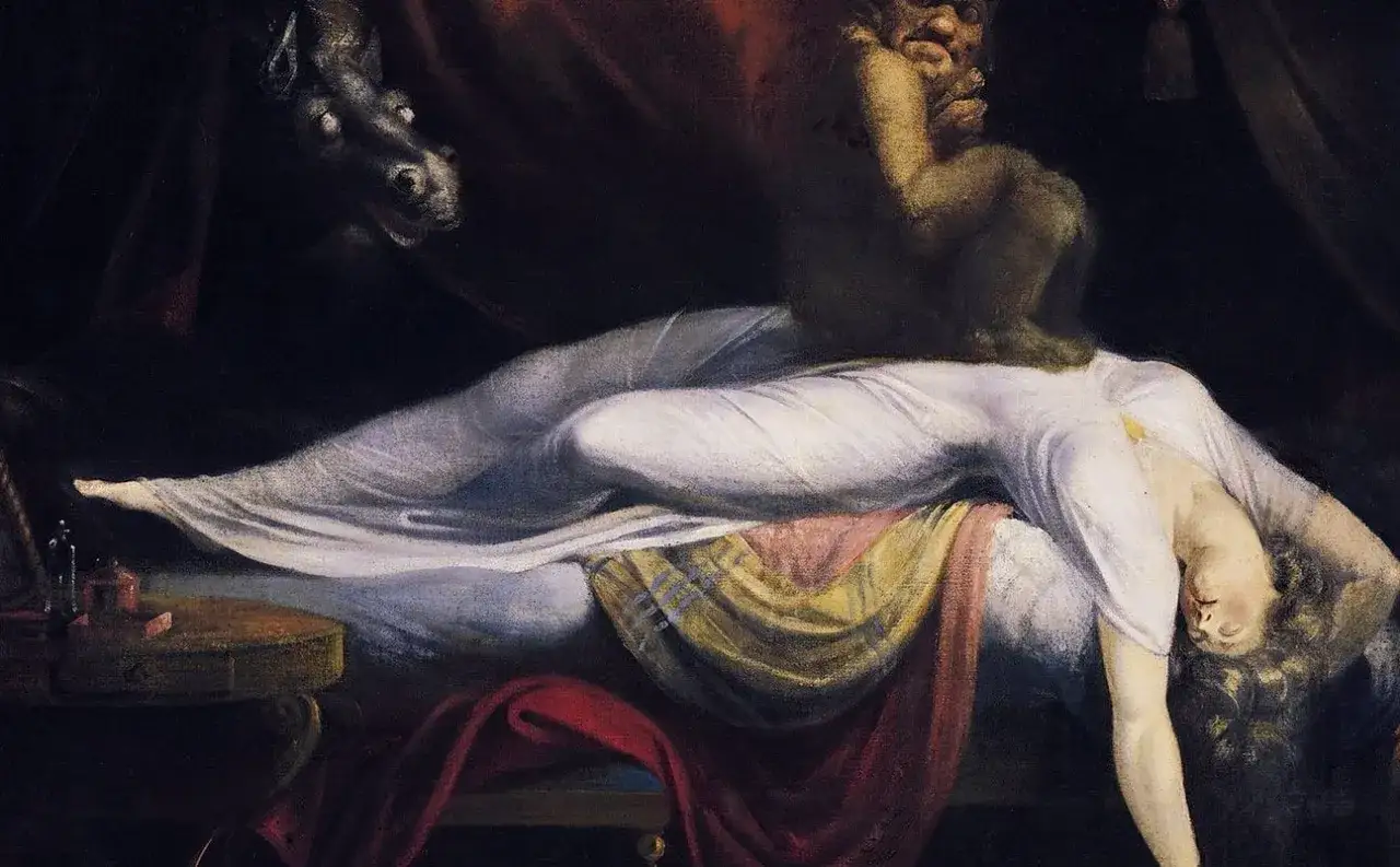 Na onirycznym obrazie kobieta leży na łóżku, a nad nią siedzi demon. Z mroku wyłania się końska głowa.