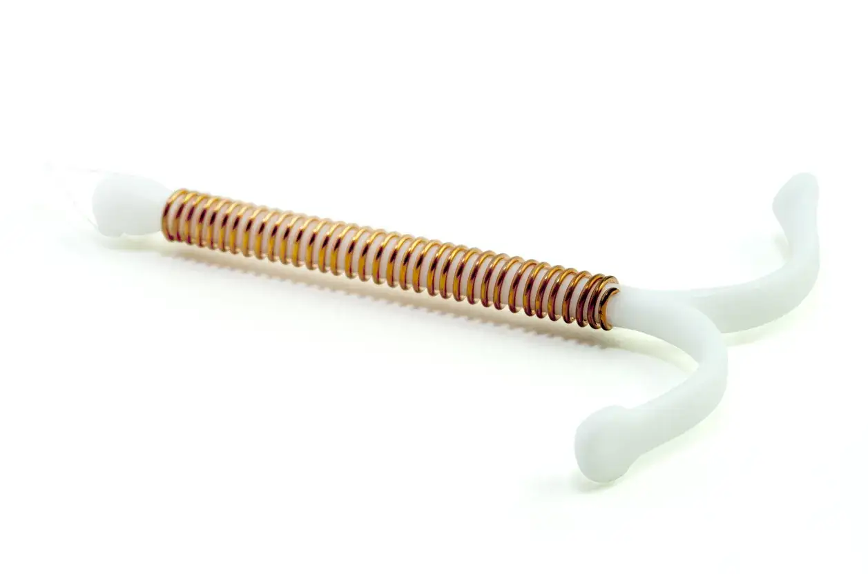 Kupferkette als hormonfreie Verh&uuml;tungsmethode. Eine T-f&ouml;rmige Spirale mit Kupferwicklung.