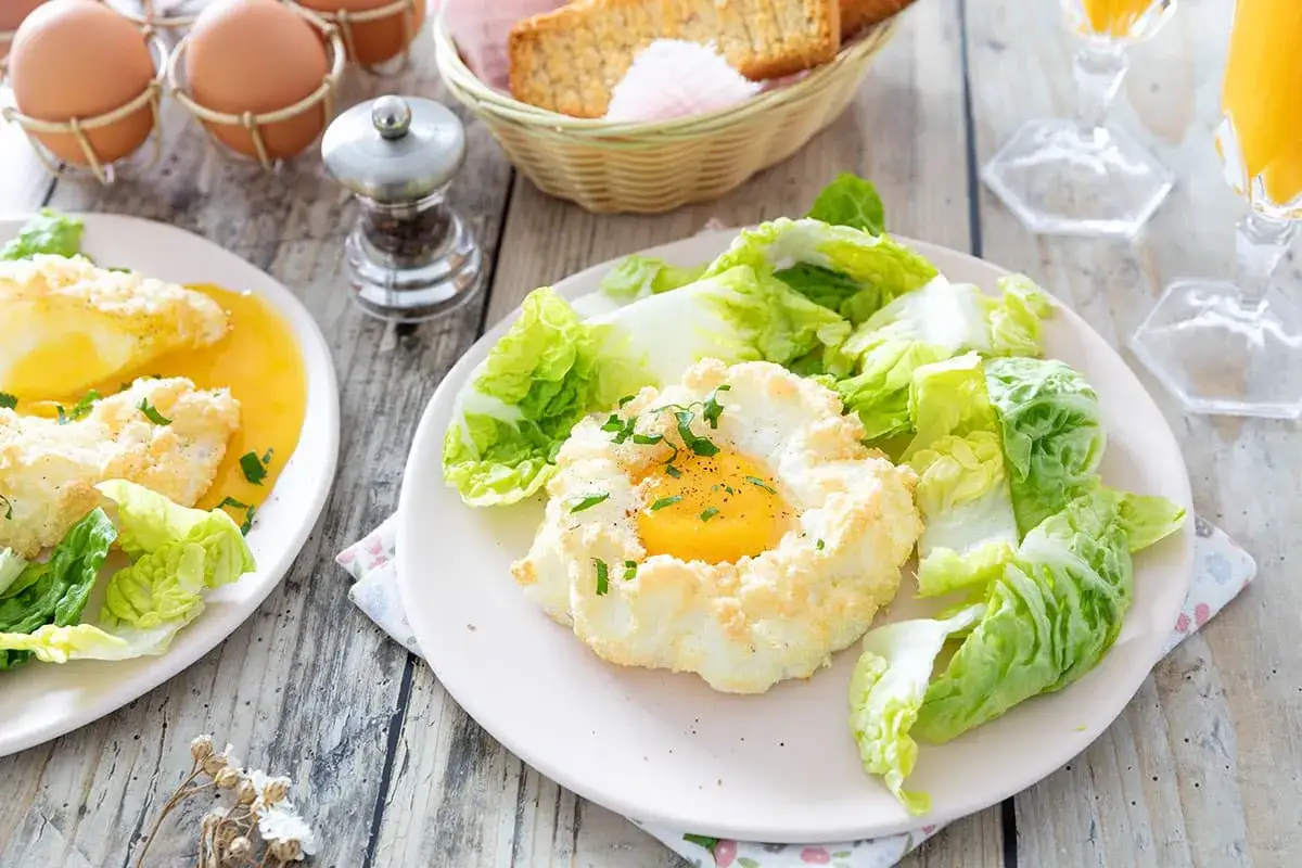 Une recette avec beaucoup d'&oelig;ufs : des &oelig;ufs nuageux servis avec de la salade croquante. Un d&eacute;lice l&eacute;ger et a&eacute;rien pour un petit-d&eacute;jeuner ou un brunch.