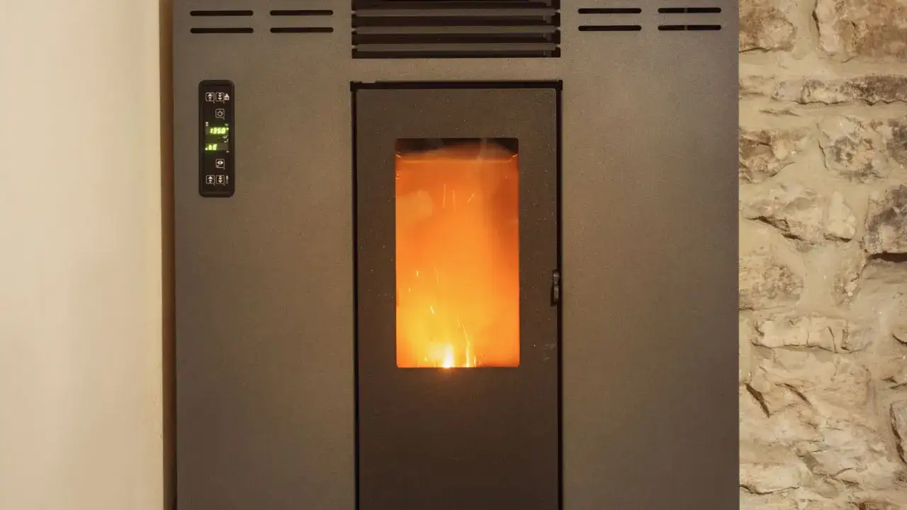 Fiamma viva nella stufa a pellet, con display digitale che mostra la temperatura. Ecco come si accende la stufa a pellet per un tepore accogliente.