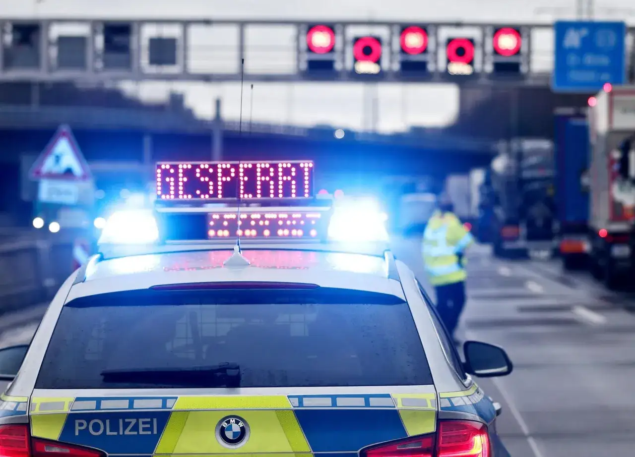 Polizeiauto mit Blaulicht und 