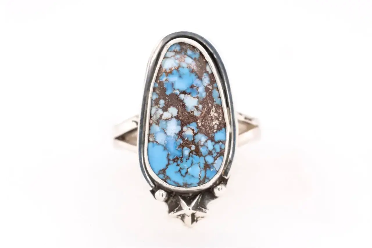 Silberring mit einem ovalen, türkisfarbenen Stein, der die Bedeutung von Schutz und Heilung symbolisiert.